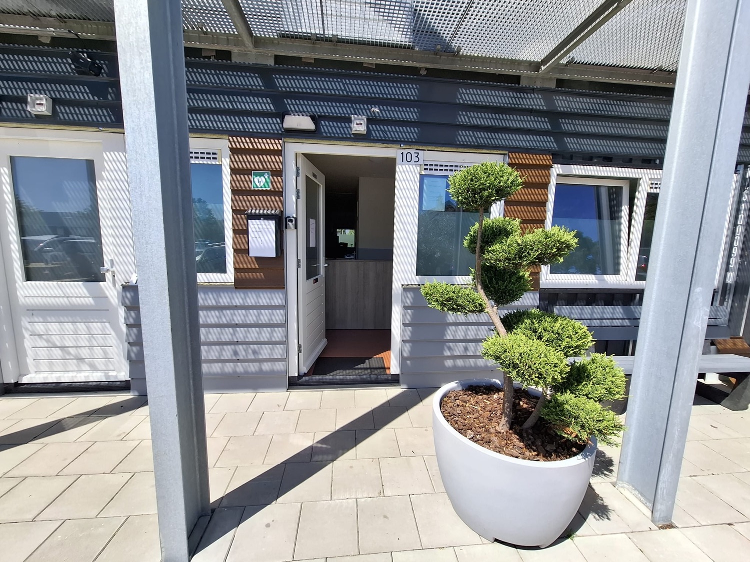 Verzorgde entree van een woonruimte in Roosenpark