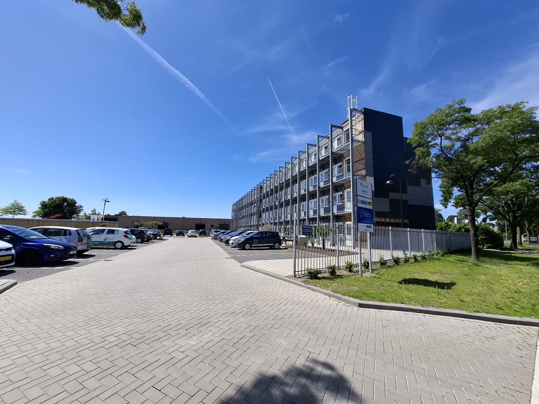 Het Roosenpark-gebouw aan de Atoomweg in Roosendaal